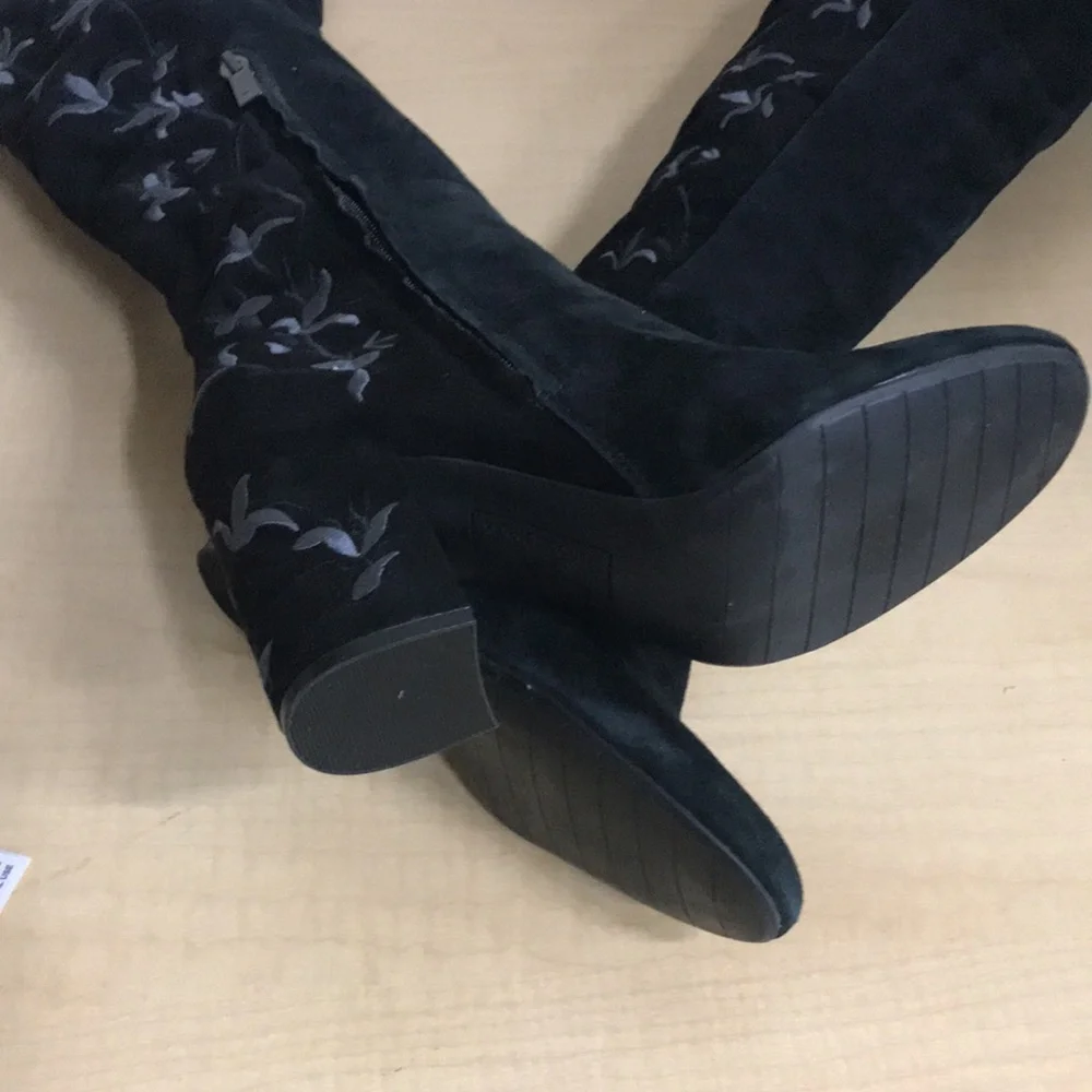 NWOB Kenneth Cole Claire Embroidered Suede Boots